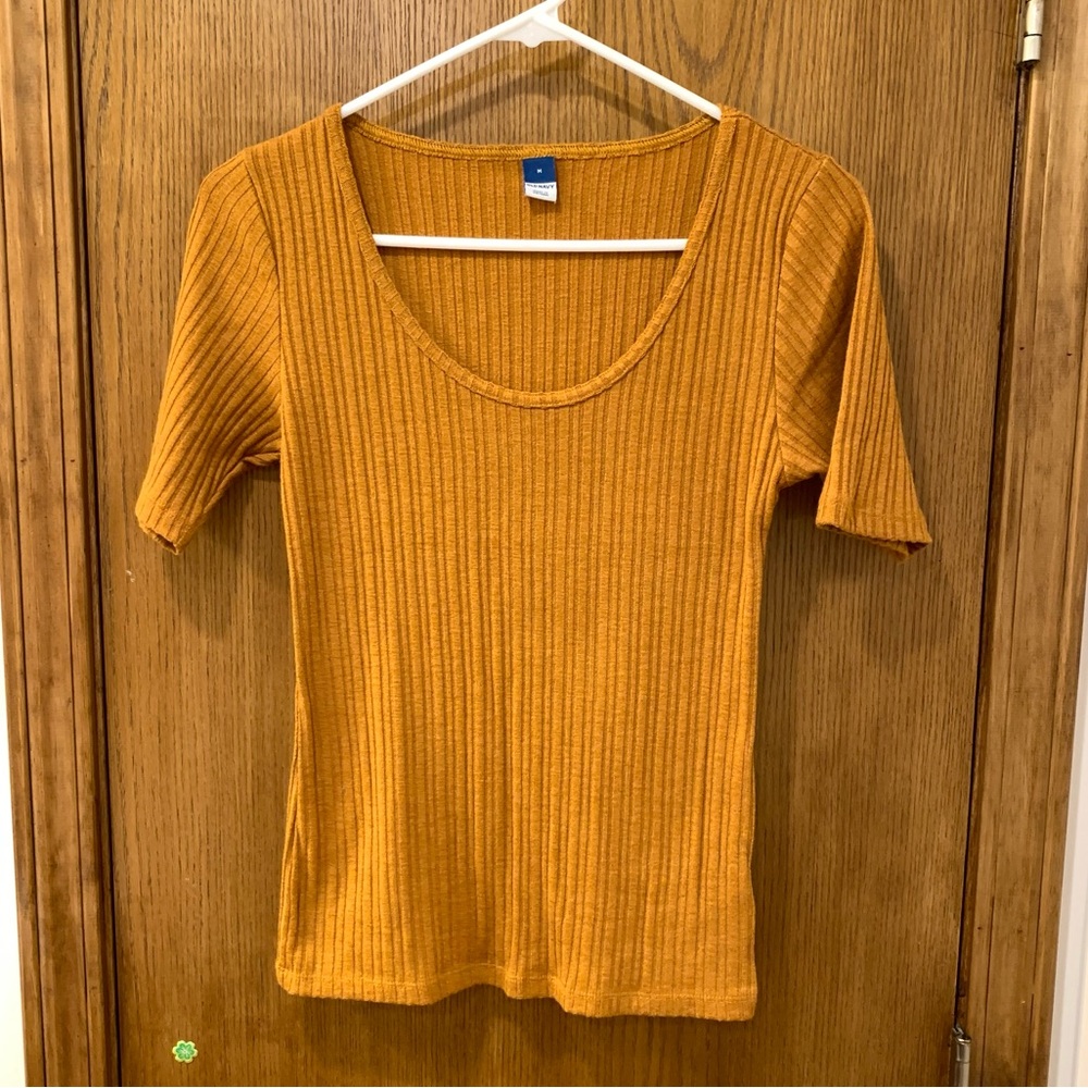 Ribbed, orange, scoop neck shirt.